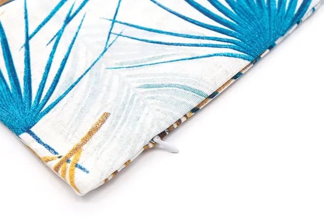 Capa de almofada com estampa de folhagem azul sobre fundo claro