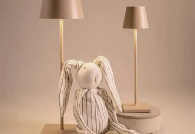 Duas luminárias de mesa sem fio acesas, com cúpula cônica