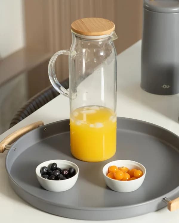 Bandeja posta com jarra de vidro, suco e bowls de porcelana