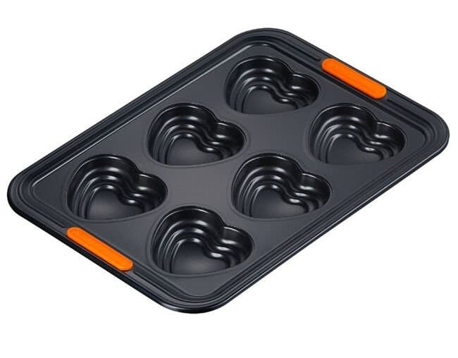 Forma para 6 Muffins em Formato de Coração Relevo Le Creuset