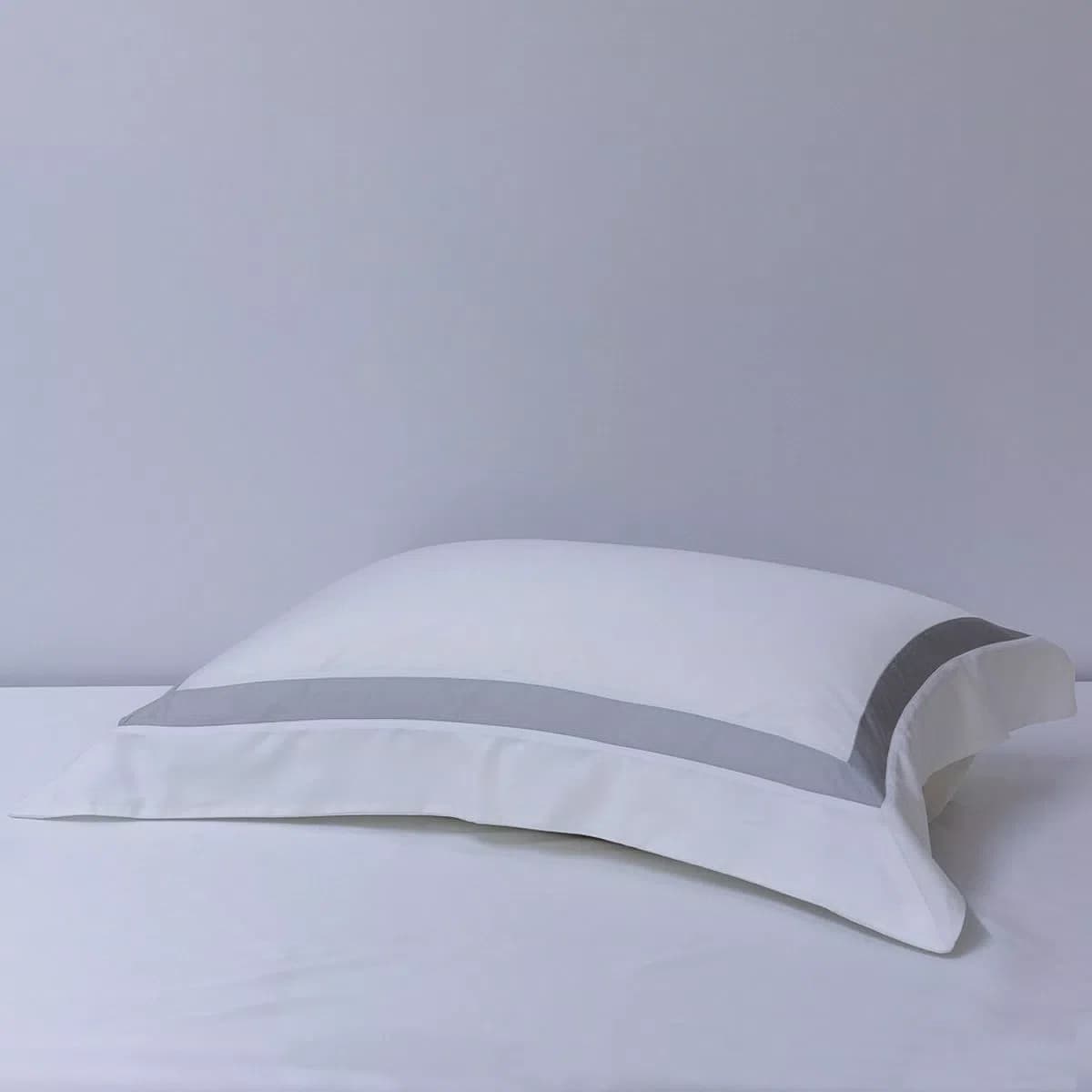 Fronha 50x70CM Turin 300 Fios Artelassê Branco/Cinza Brita
